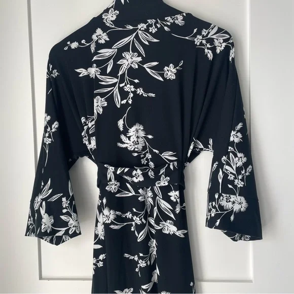Black & White Floral Robe | Medium - Picture 14 of 16